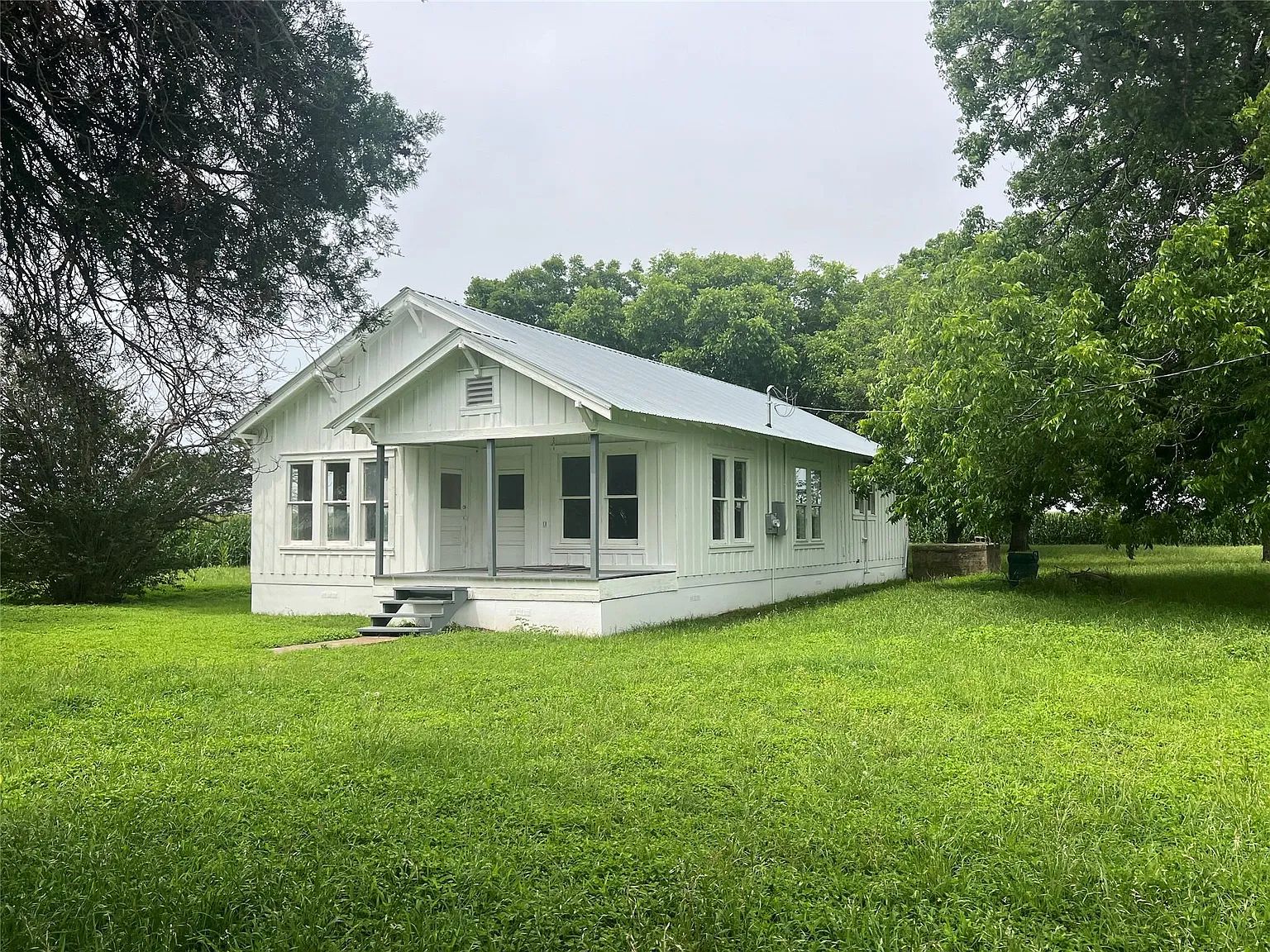 2 bed, 1.0 bath, 1416 sqft, $1,600 — Photo 1