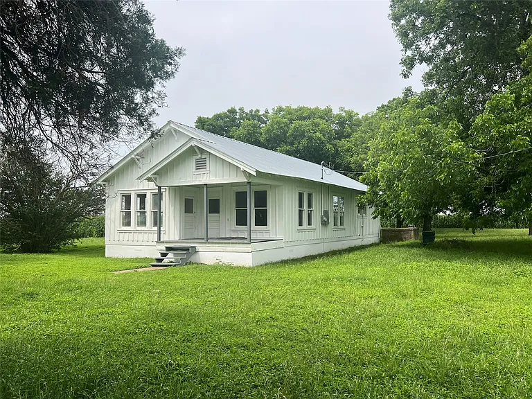 149 Private Road 9400 — Photo 1