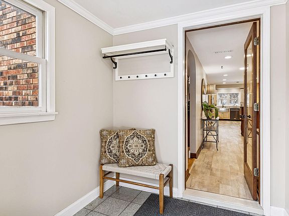 4th image of 709 Riverside Dr N