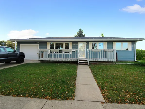 2621 5th St NW, Minot, ND 58703