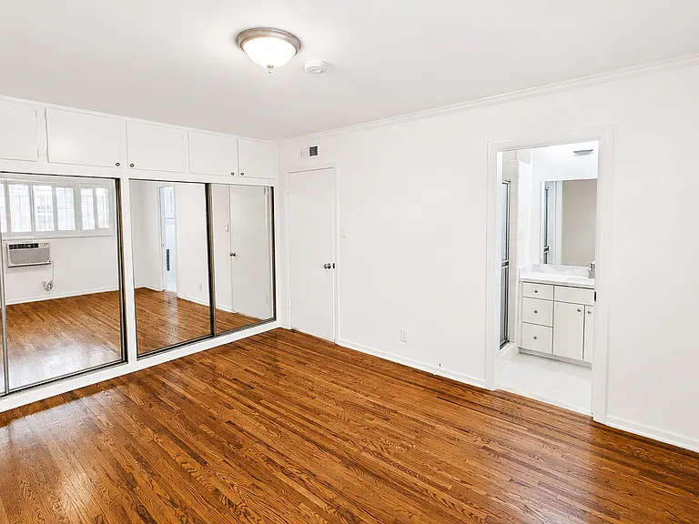 12240 Montana Ave #105 — Photo 15