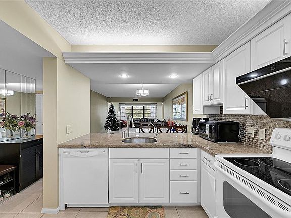 4th image of 6109 Balboa Circle #305