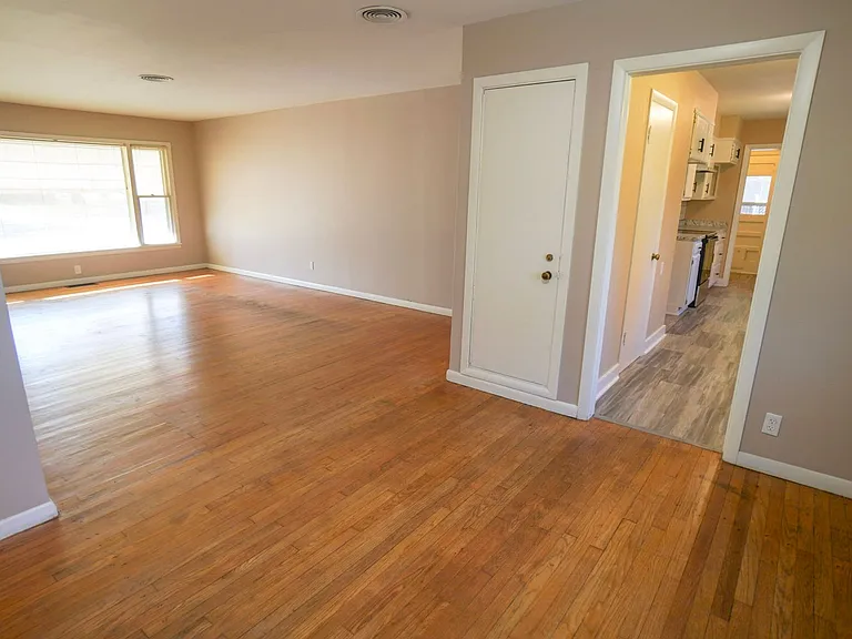 1131 W Brooks St — Photo 3