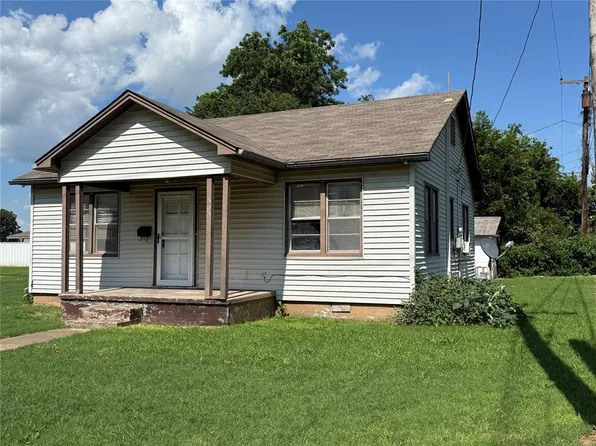 303 SW 5th St, Lindsay, OK 73052