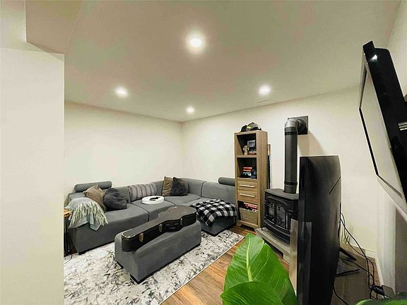 3rd image of 121 Goldgate Cres
