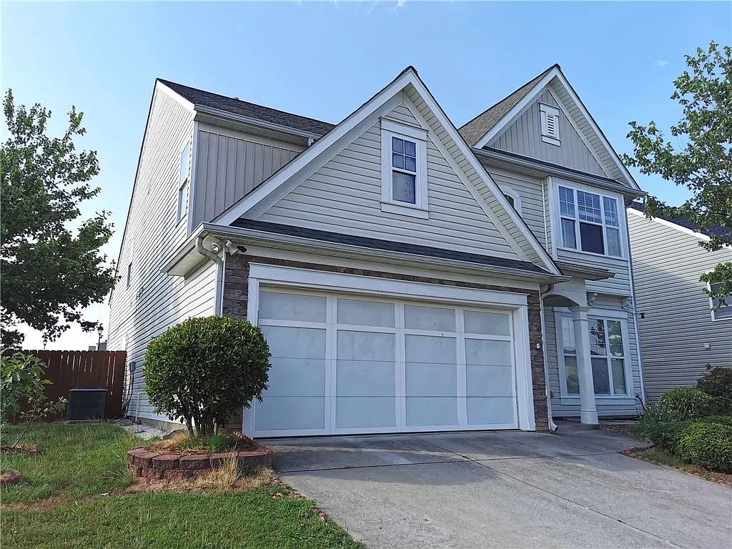 4 bed, 2.5 bath, 2305 sqft, $2,450 — Photo 2