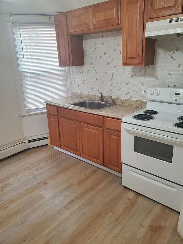 3 bed, 1.0 bath, 876 sqft, $1,900 — Photo 3