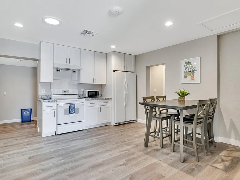 Kitchen & Dining