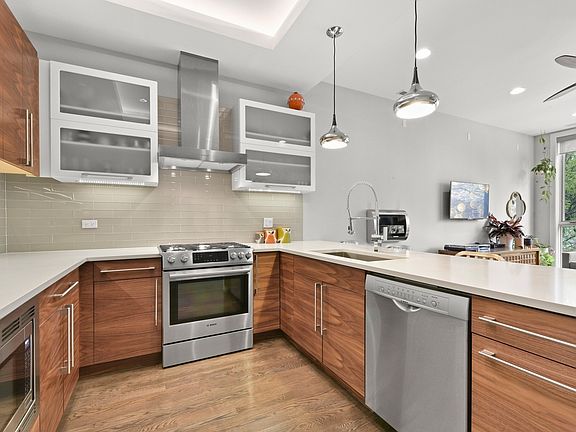 5th image of 2067 N Mozart St #2