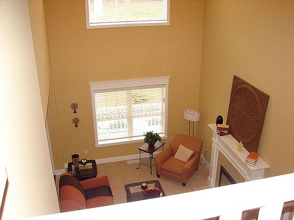 Balconey overlooking livingroom