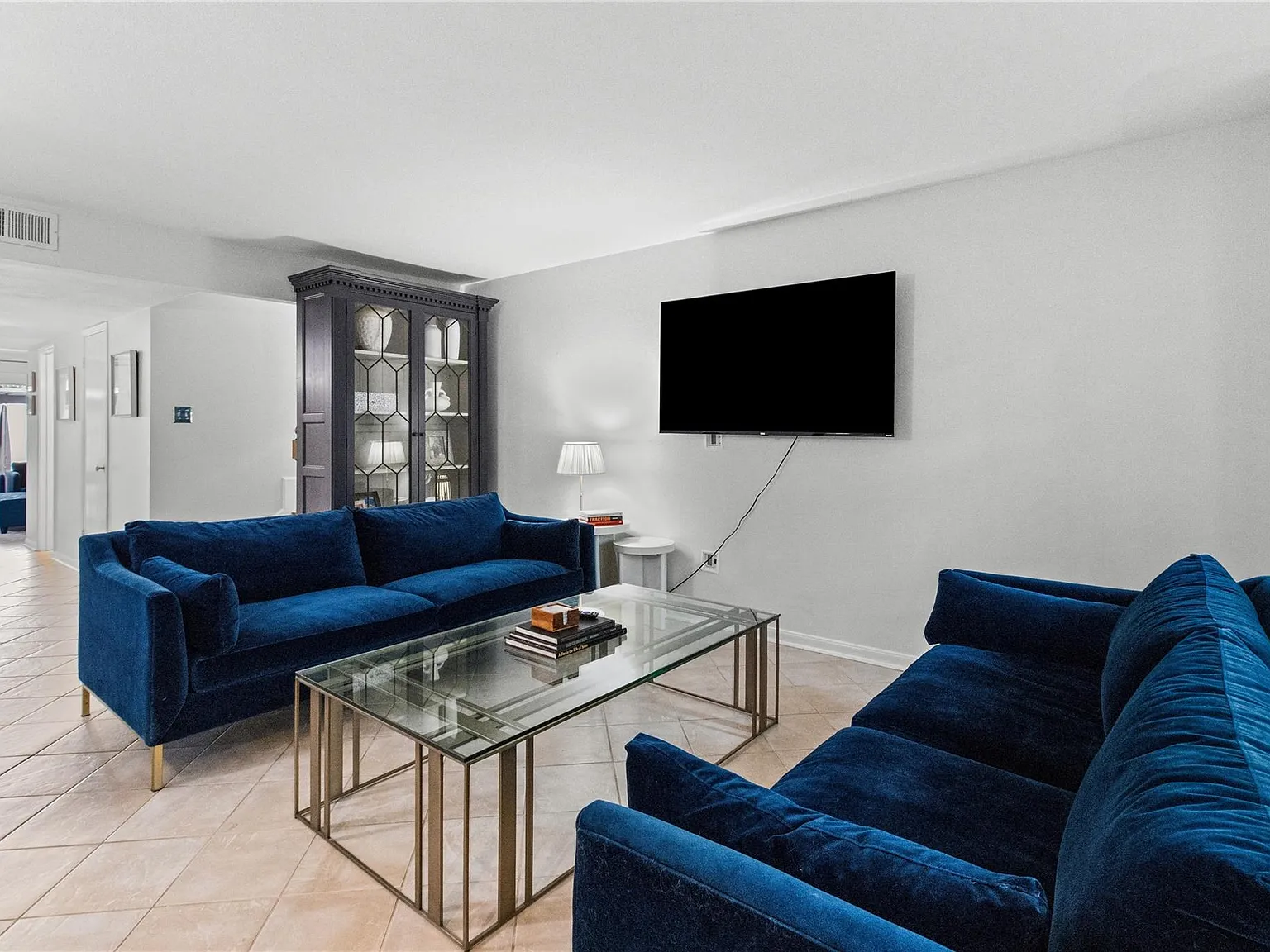 3 bed, 2.5 bath, 2130 sqft, $2,600 — Photo 3