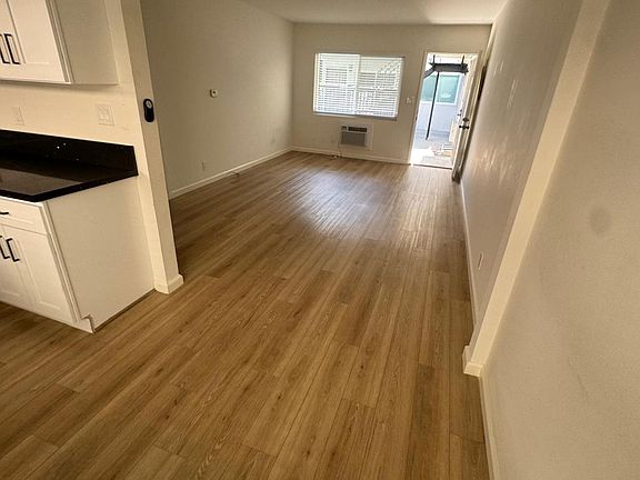 2nd image of 15470 Moorpark St APT 2