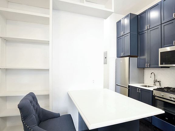 4th image of 124 E 70th St #1F