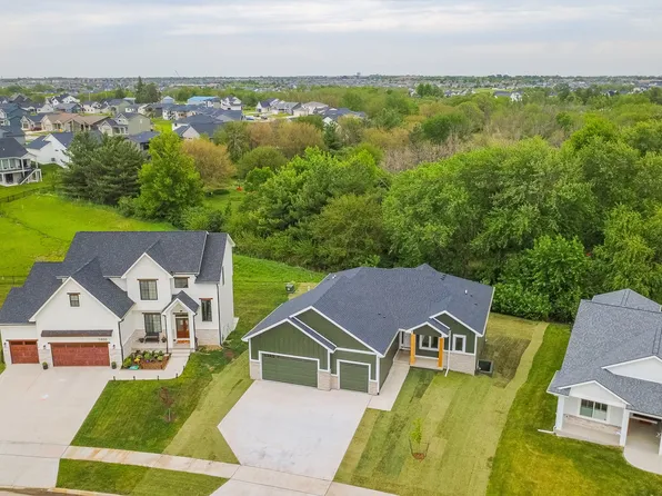 1390 NW Red Oak Dr, Waukee, IA 50263