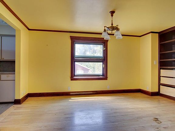 4th image of 569 Woodland Ave