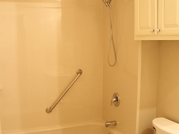 3rd image of 142 Pine Woods Gln