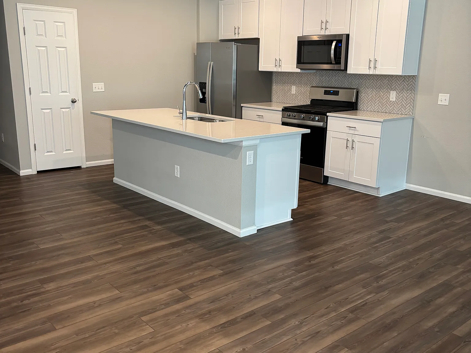 3 bed, 2.5 bath, 1857 sqft, $3,000 — Photo 2
