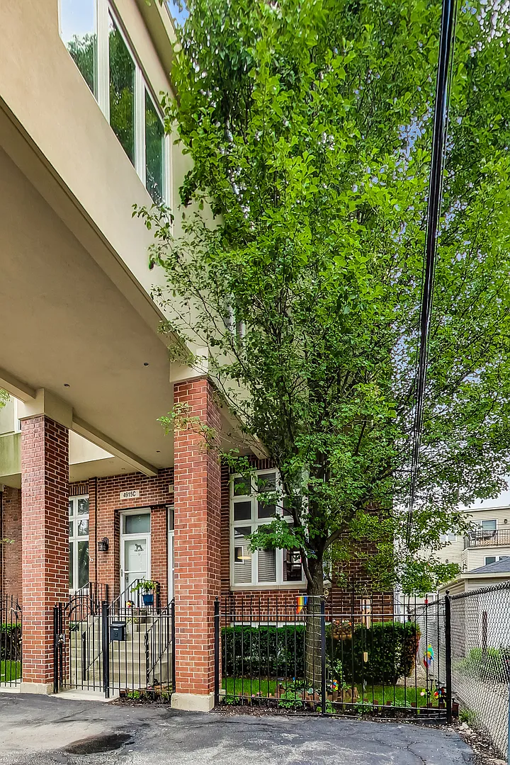Building Photo - 4915 W Gunnison St #D
