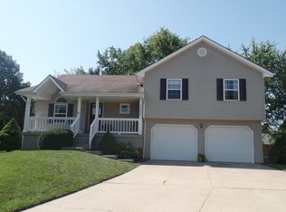 1225 NE Deerbrook Cir, Lees Summit, MO 64086