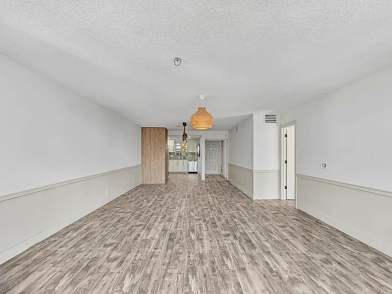 3051 NE 48th St #301 — Photo 8