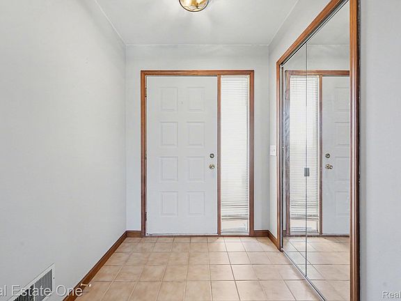 4th image of 32468 W Ten Mile Rd