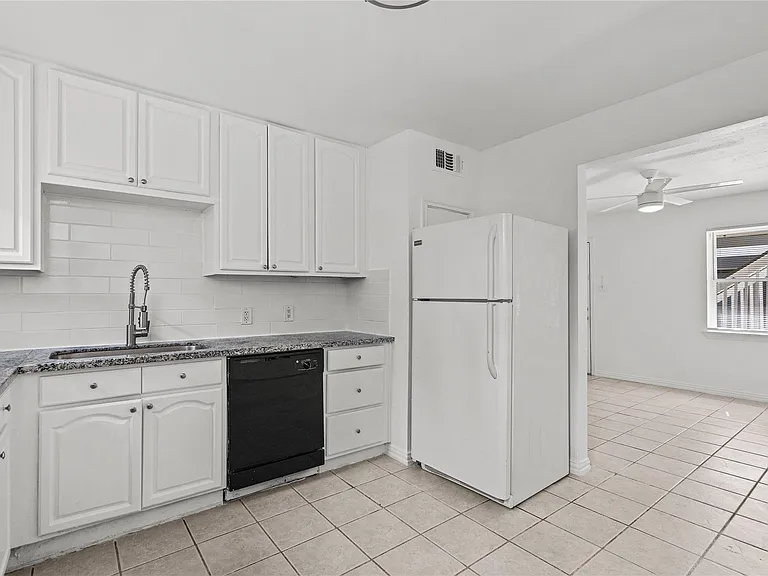 918 Winnie St #103 — Photo 5
