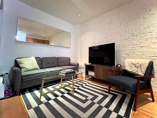 Rented by SERHANT. | media 8