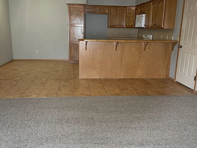 705-707 E Watermill Cir — Photo 2