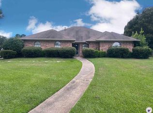 305 Phillips Cir, Wake Village, TX 75501