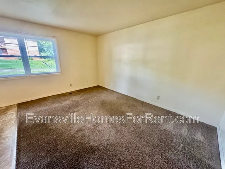 426 S Bosse Ave — Photo 4