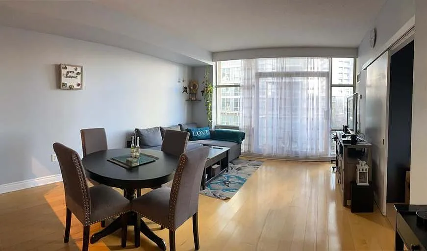 9 Spadina Ave #202
