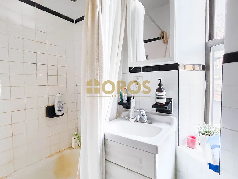 215 E 10th St #21 — Photo 8