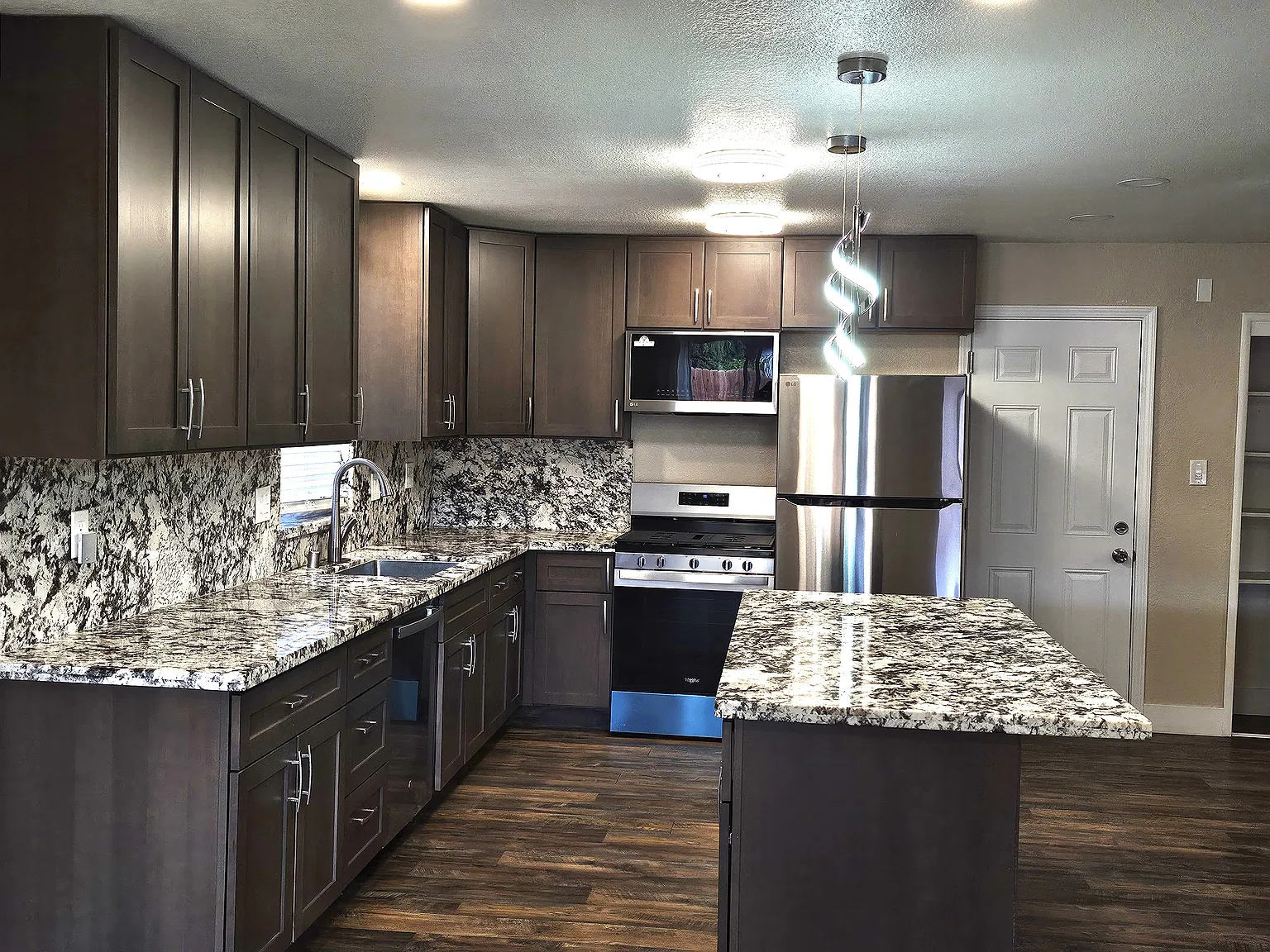 4 bed, 1387 sqft, $2,950 — Photo 2