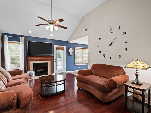 5th image of 1889 Sherman Ct