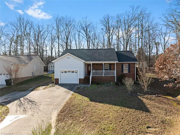 9 Johnia Ct, Thomasville, NC 27360