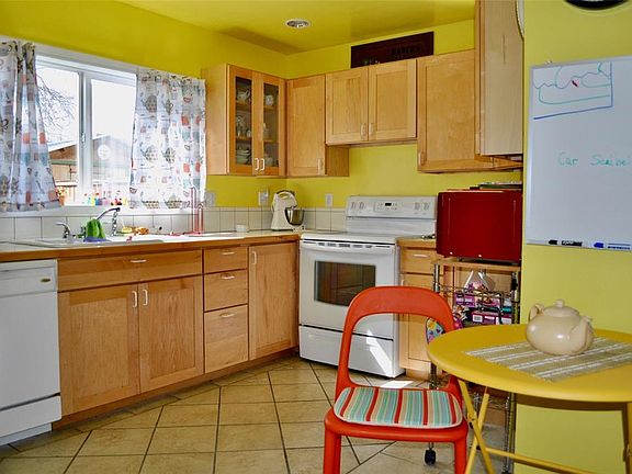 3rd image of 810 E Callender St