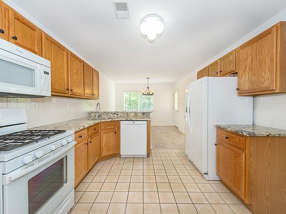3rd image of 32 Sweetwater Ln #1