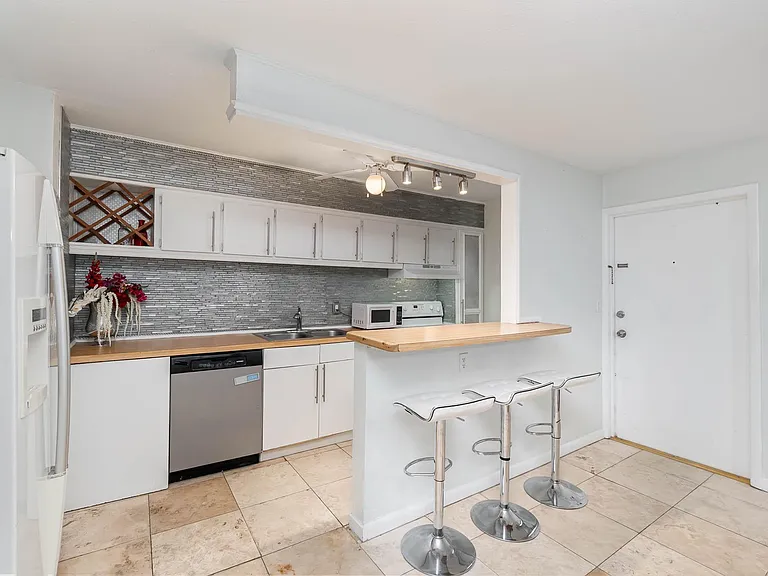302 Lincoln Ave #10 — Photo 28