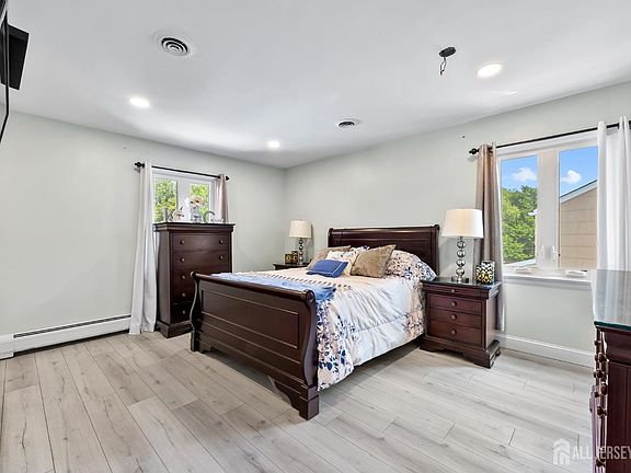 5th image of 27 Coppola Ct