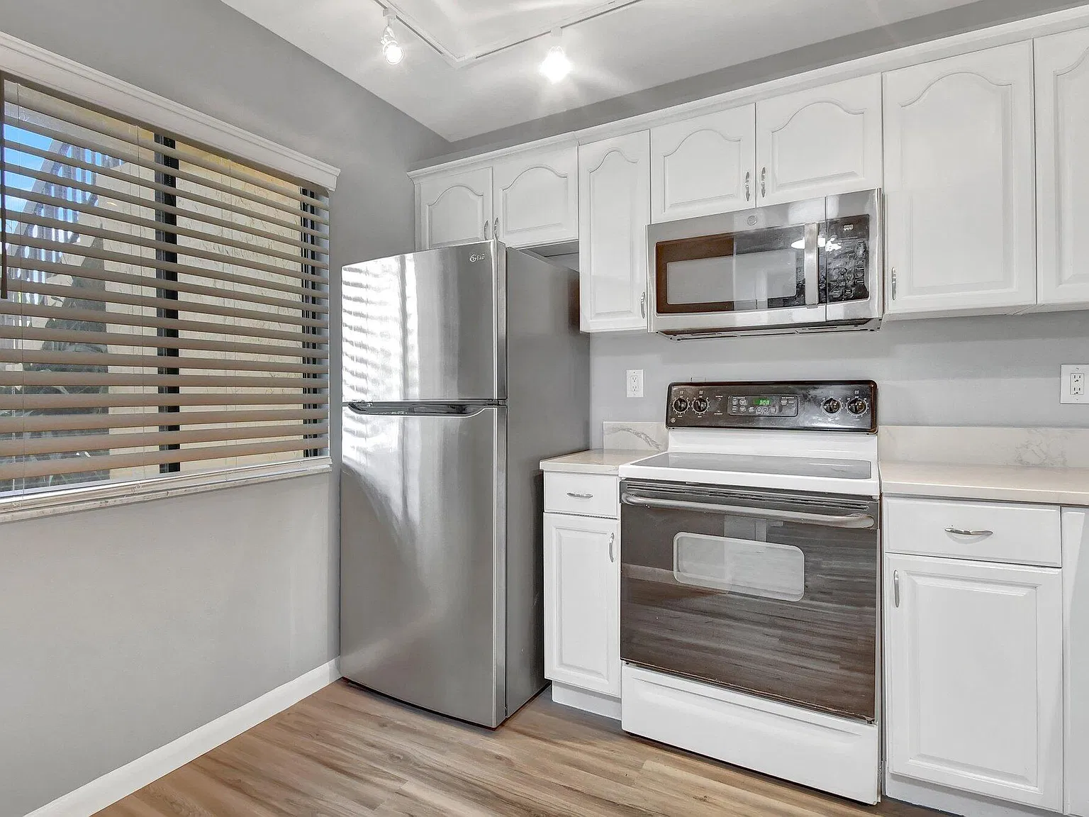 2 bed, 2.0 bath, 950 sqft, $2,300 — Photo 4