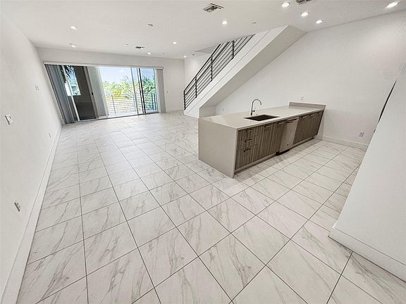 5th image of 1044 NE 18th Avenue #204