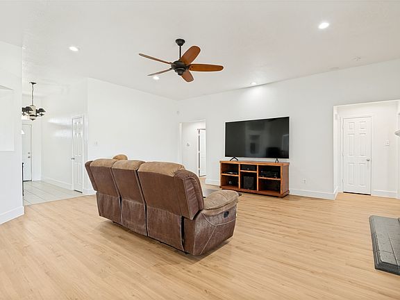 5th image of 1809 Millbrook Dr