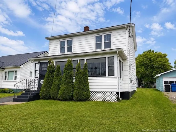 230 York St, Bathurst, NB E2A 1H1