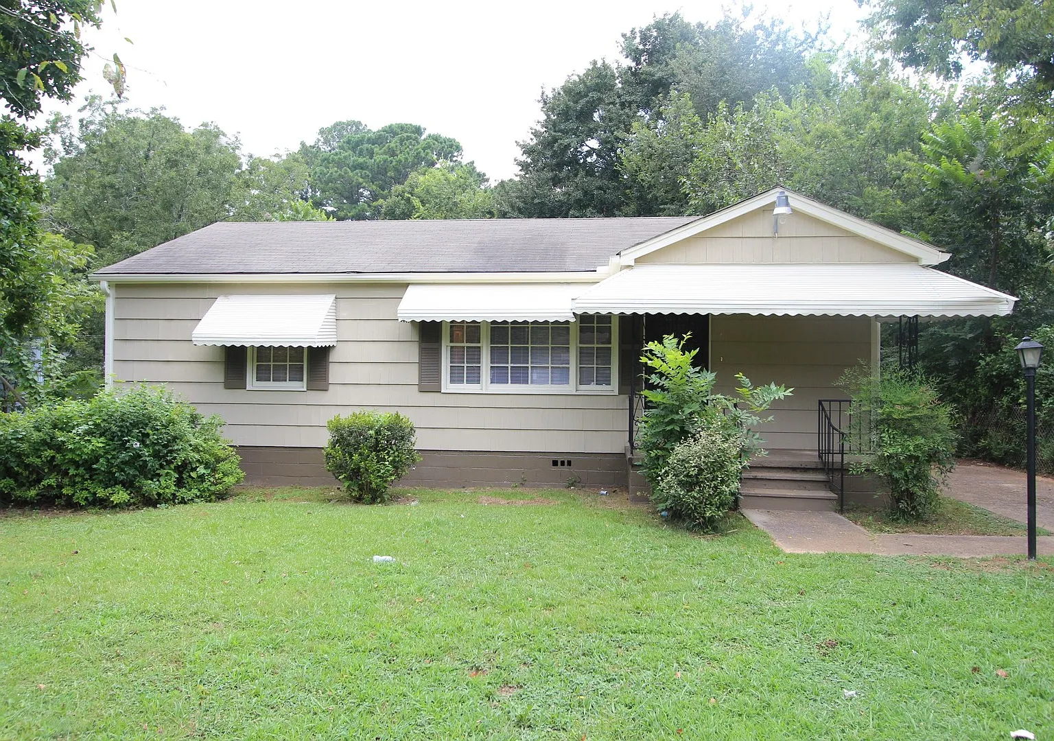 New On The Market With Great Features! Large 3 Bedroom Plus Den!! — Photo 1