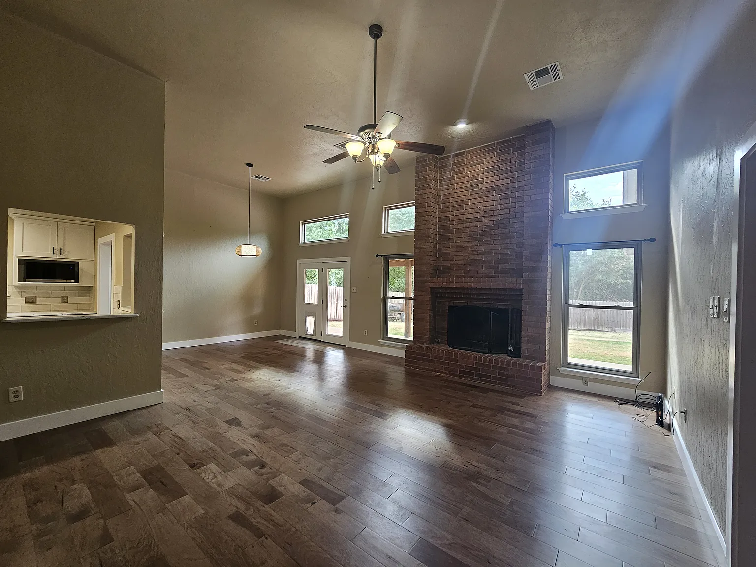3 bed, 1700 sqft, $2,100 — Photo 3