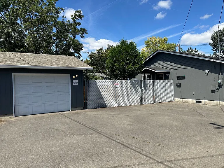 70 Jefferson Aly — Photo 2
