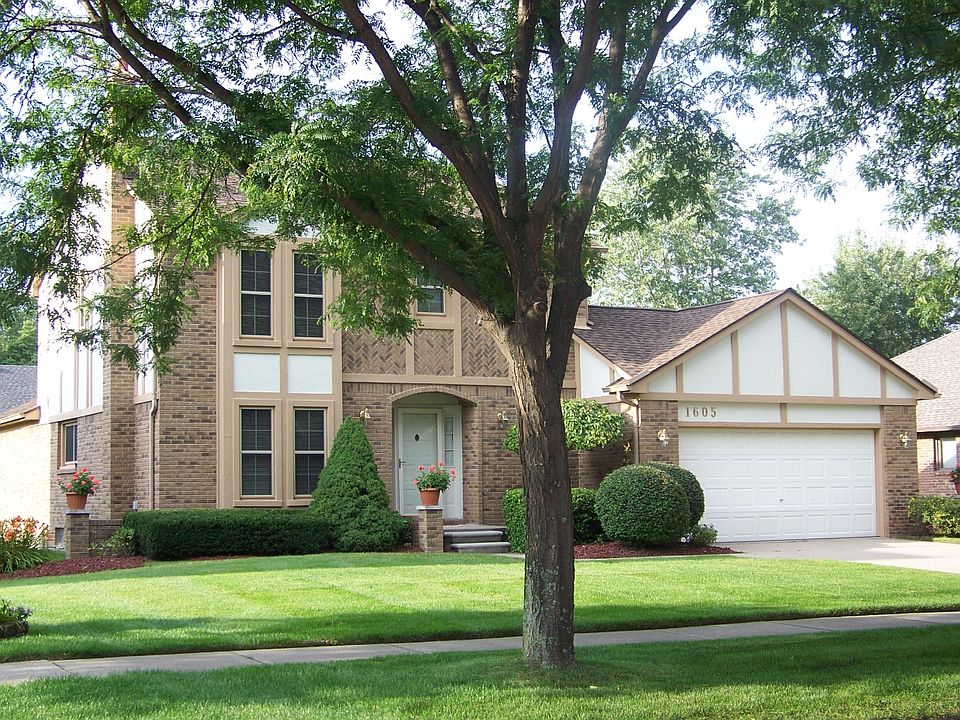 2nd image of 1605 Bloomingdale Dr