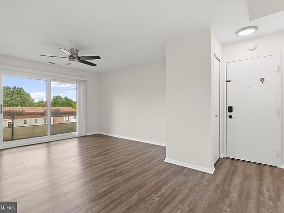 3rd image of 1001 Scarlett Oak Ct #2B