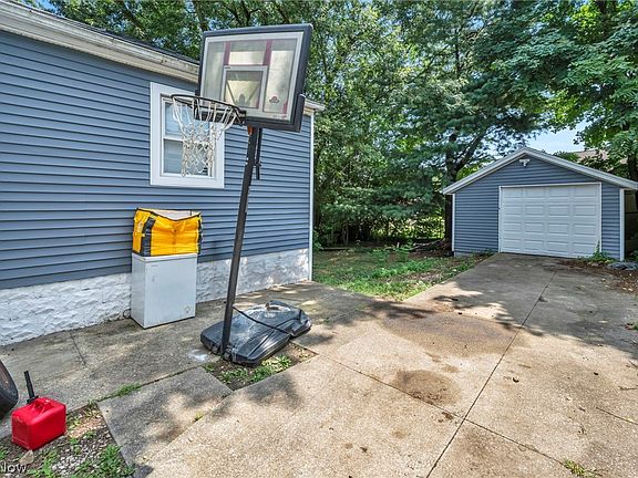 4th image of 364 Rexford St