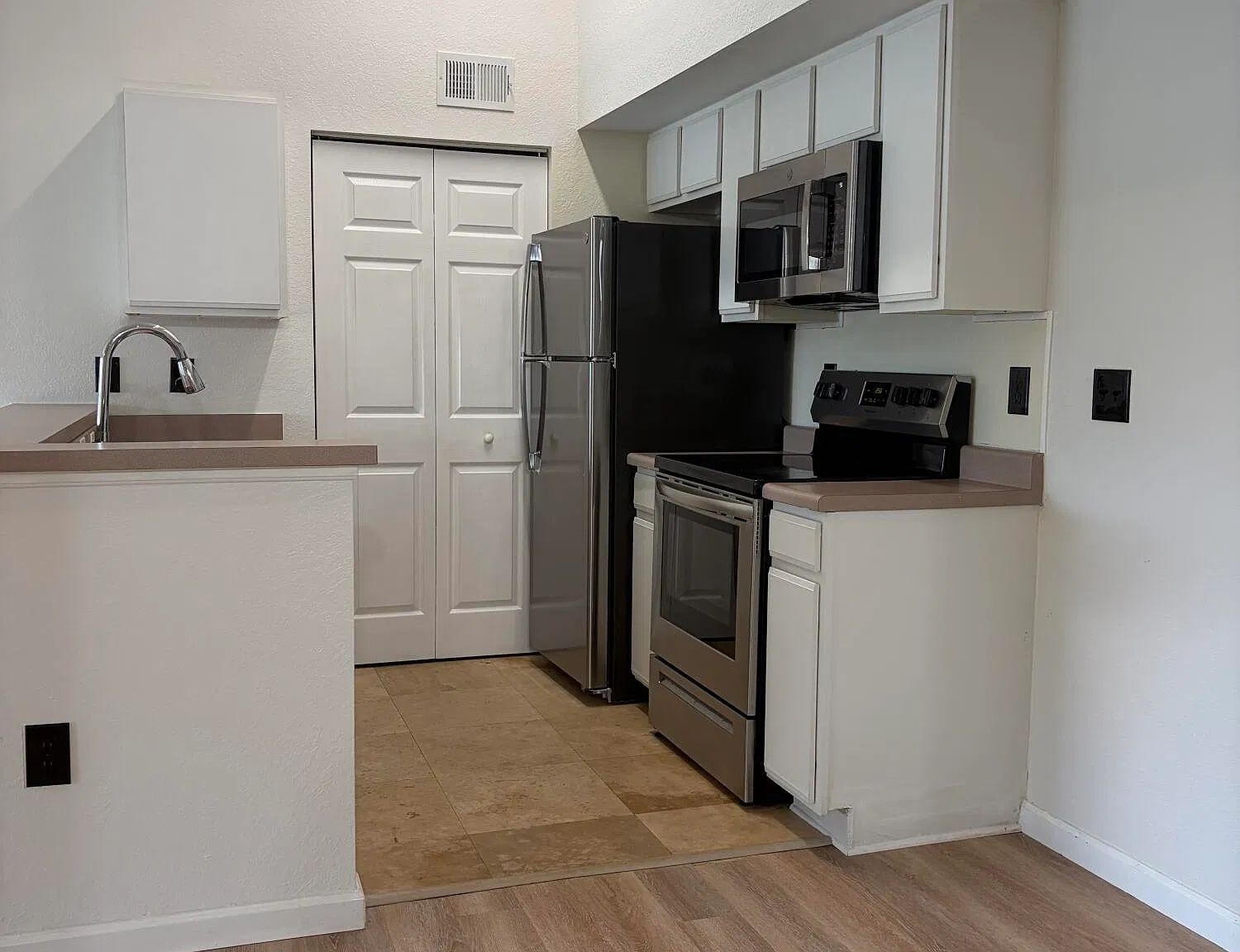 141 SW Palm Dr — Photo 2